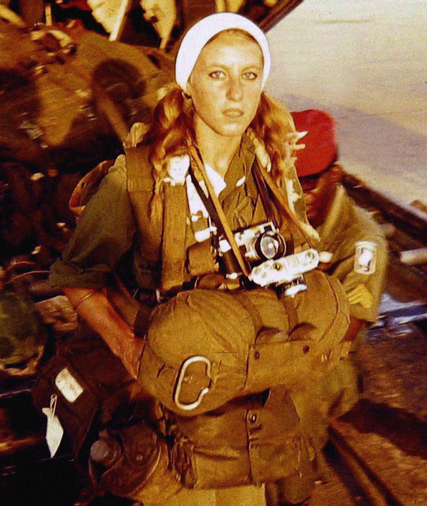 Guerre du Viêt Nam. Catherine Leroy avant son saut en parachute avec la 173e aéroportée, opération 'Junction City', 22 février 1967.
The Vietnam War. Catherine Leroy about to jump with the 173rd Airborne during operation "Junction City", 22 February 1967.
© Bob Cole