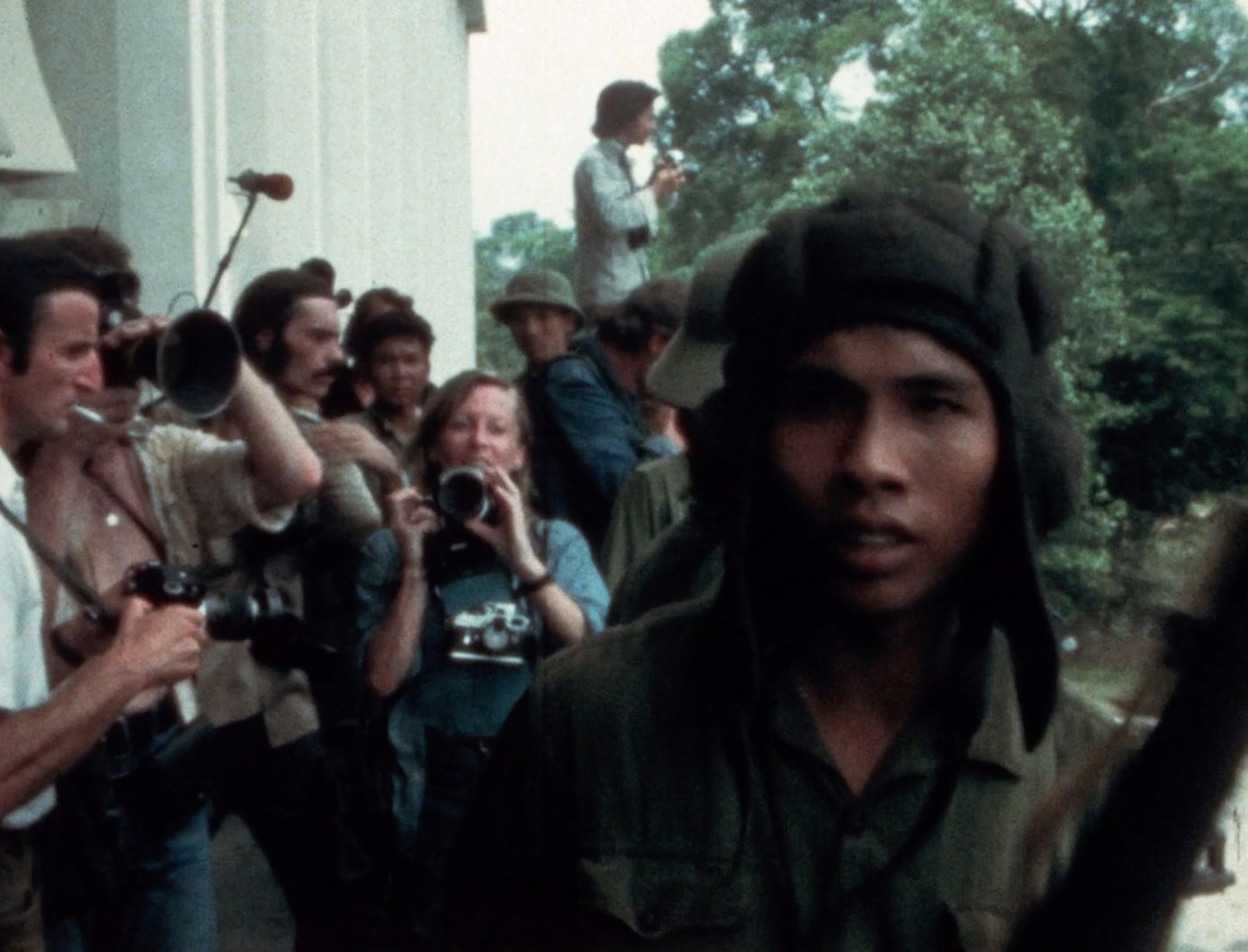 Catherine Leroy à la chute de Saïgon le 30 avril 1975 par Jean-Pierre Moscardo @ INA Catherine Leroy à la chute de Saïgon le 30 avril 1975 par Jean-Pierre Moscardo @ INA